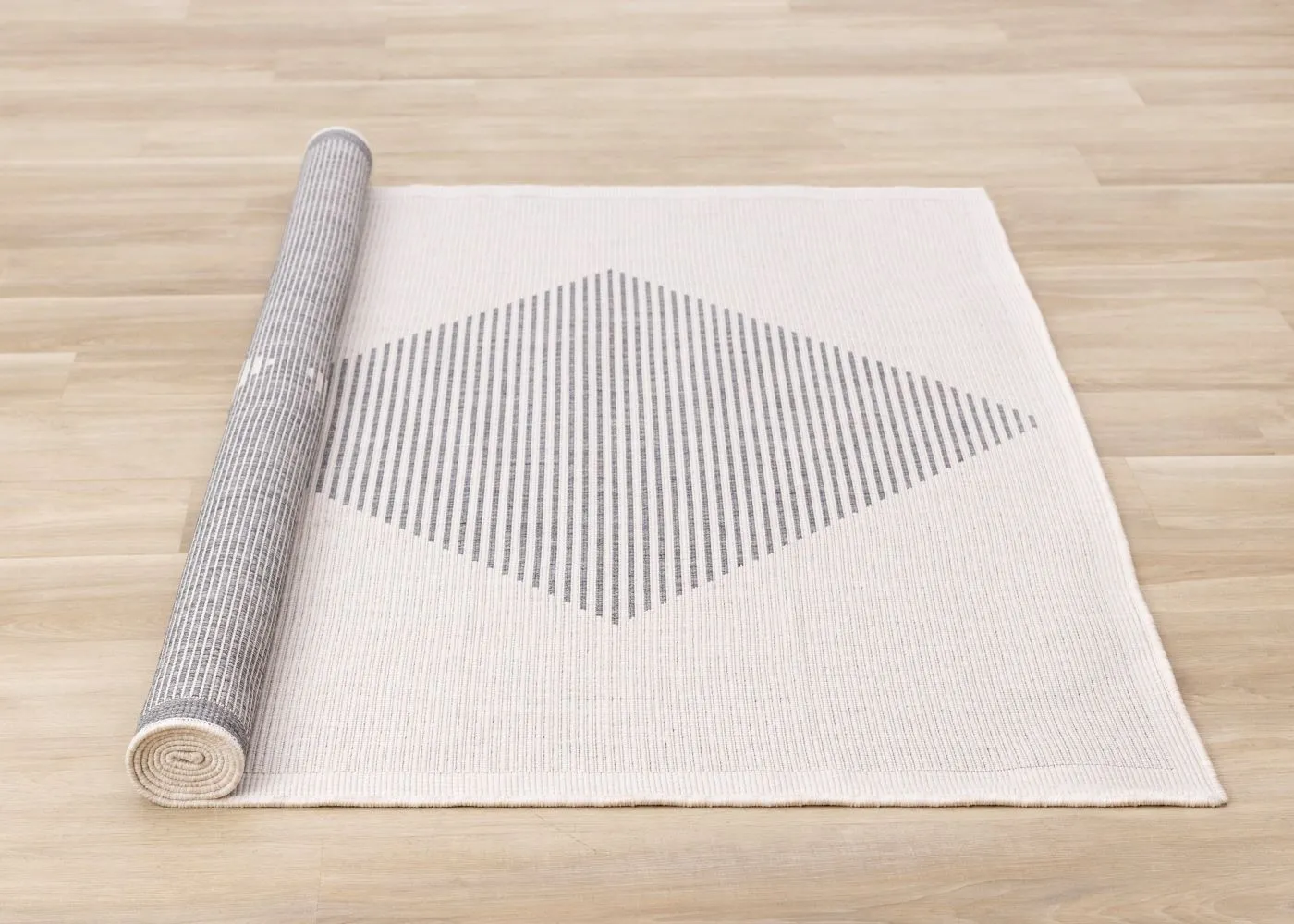 Summer Breeze 5'3" x 7'7" Outdoor Diamond Rug - White, Grey