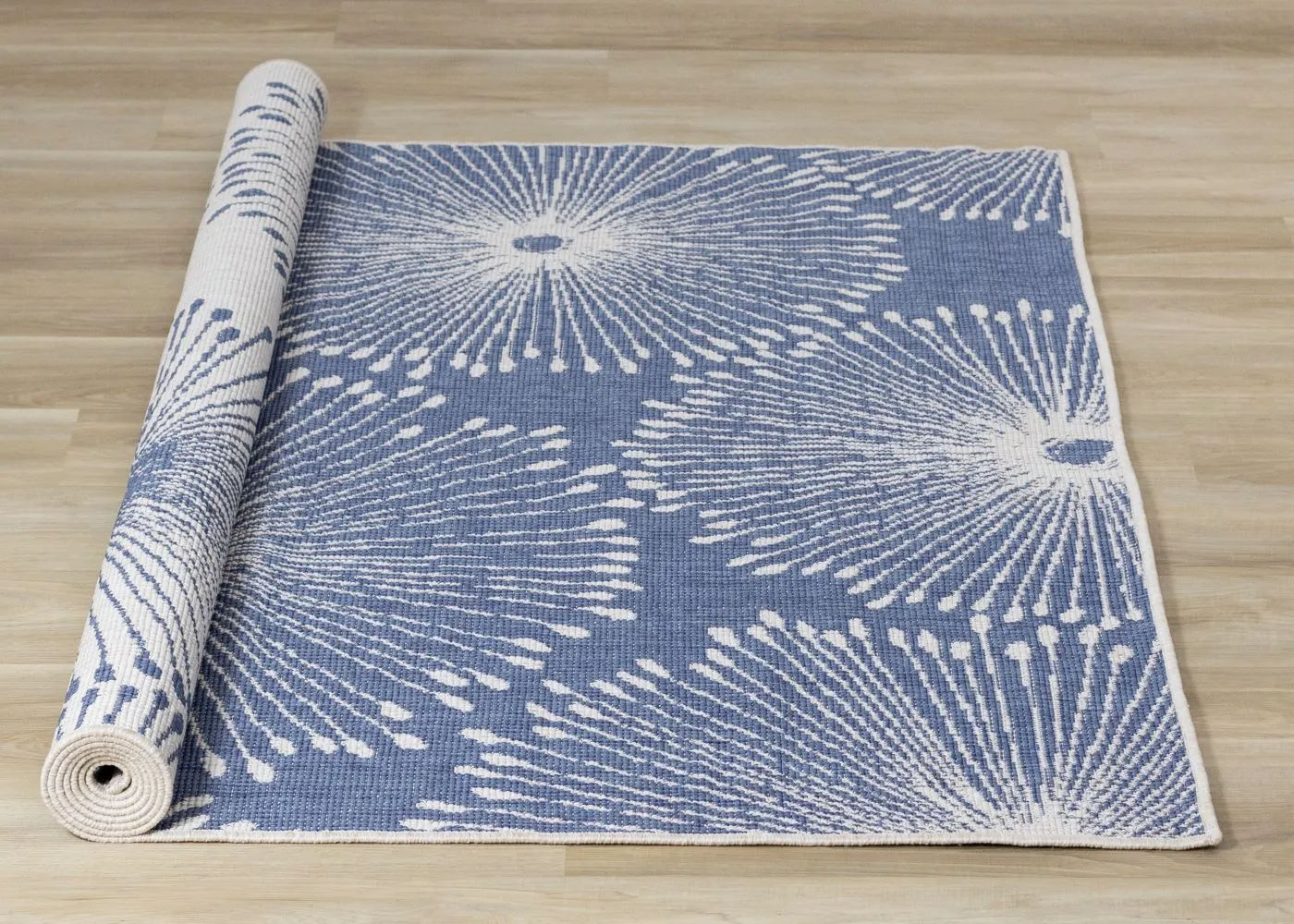 Summer Breeze 6'7" x 9'6" Outdoor Reversible Dandelion Wish Rug - Blue, White