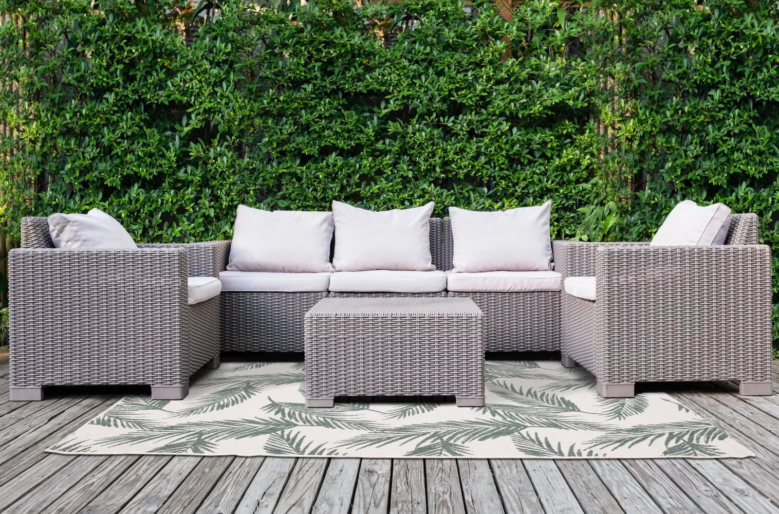 Summer Breeze 6'7" X 9'6" Outdoor Reversible Rug - Green, Leaf Motif