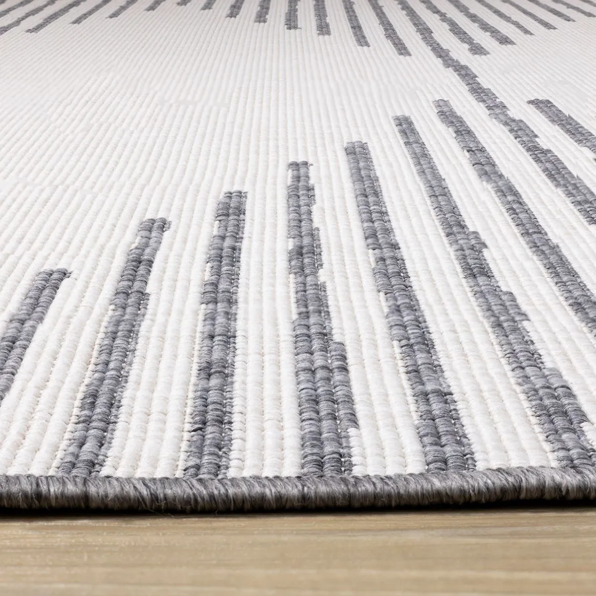 Summer Breeze 6'7" x 9'6" Outdoor Reversible Rug Triangles - Grey, Cream