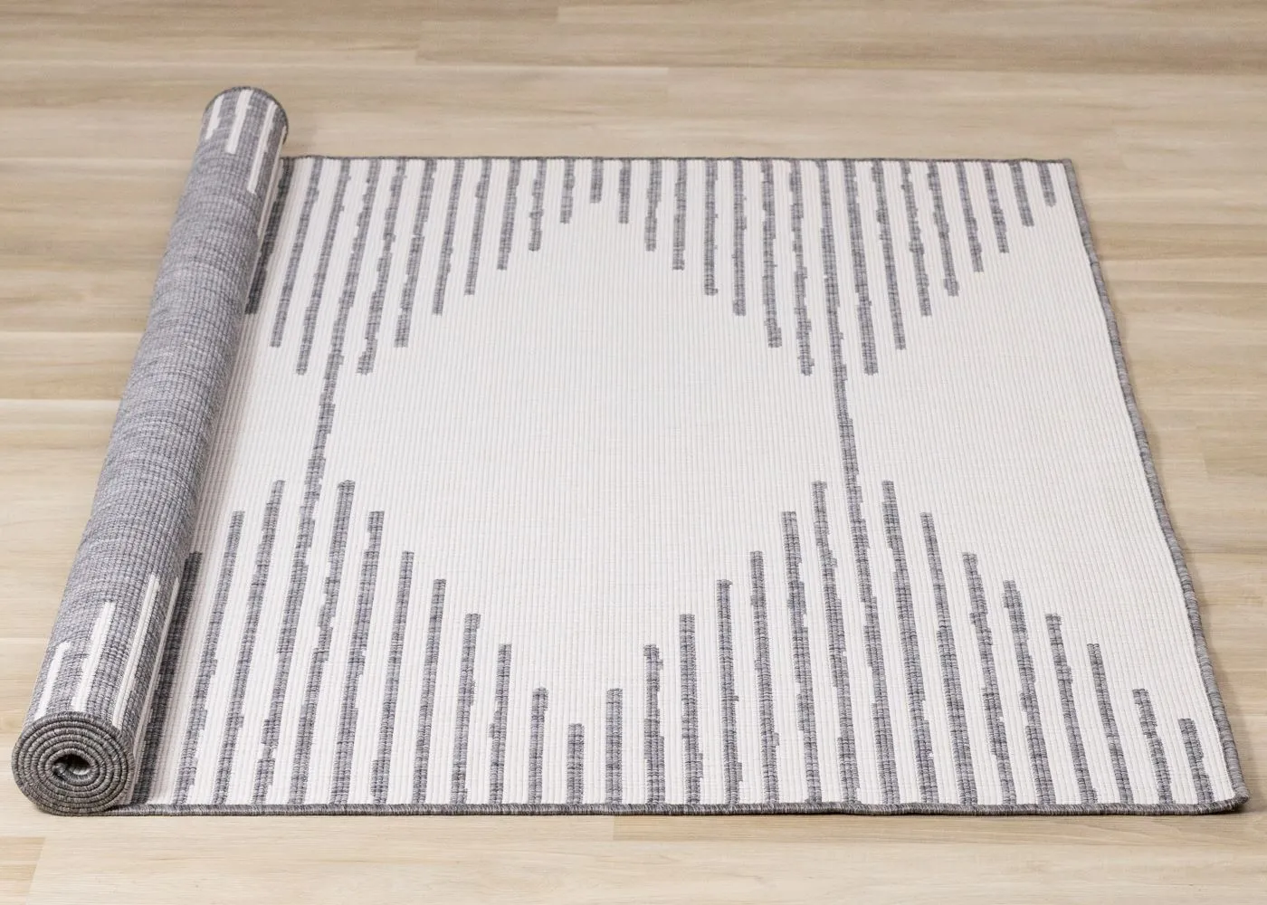 Summer Breeze 6'7" x 9'6" Outdoor Reversible Rug Triangles - Grey, Cream