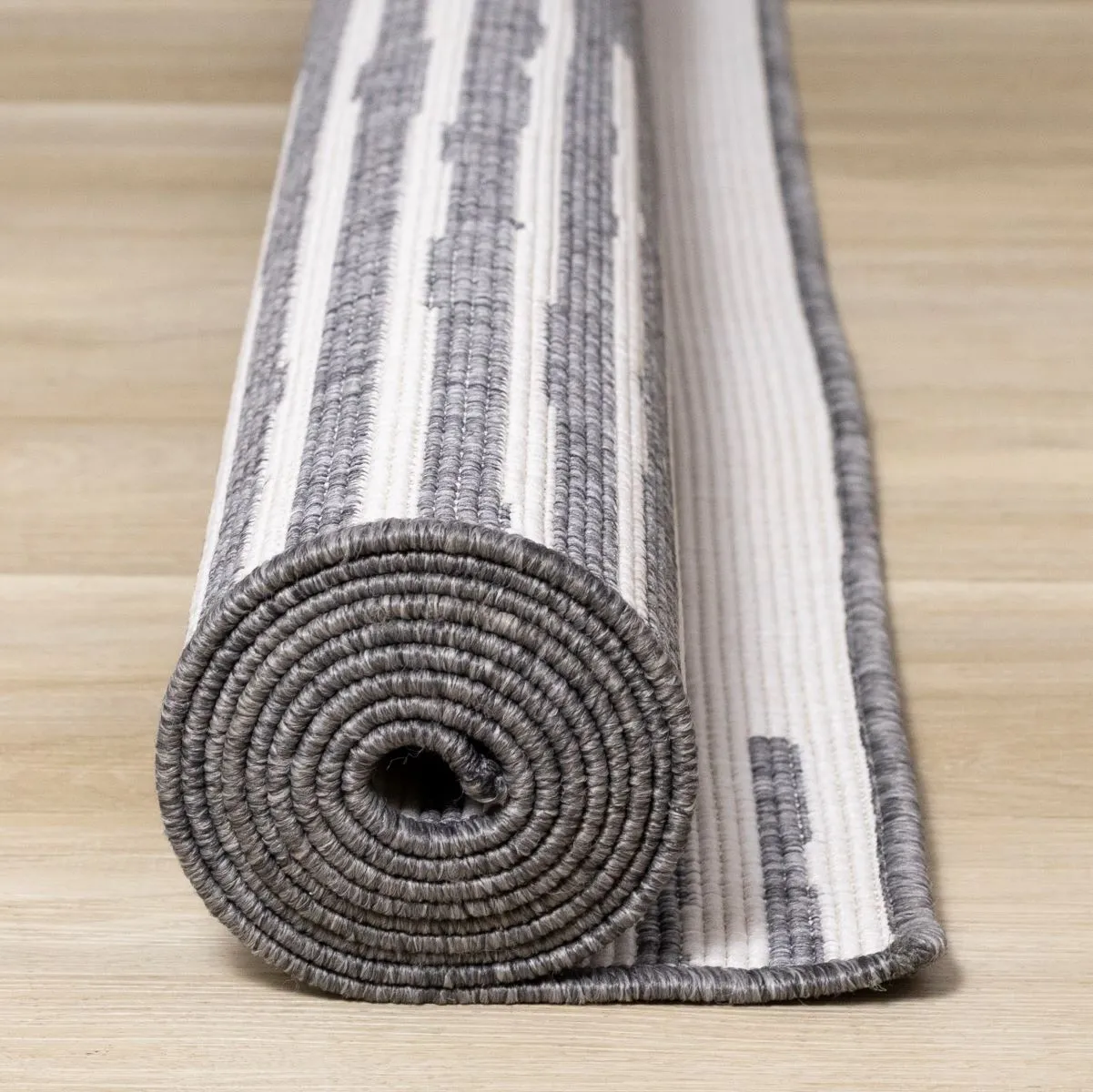 Summer Breeze 6'7" x 9'6" Outdoor Reversible Rug Triangles - Grey, Cream