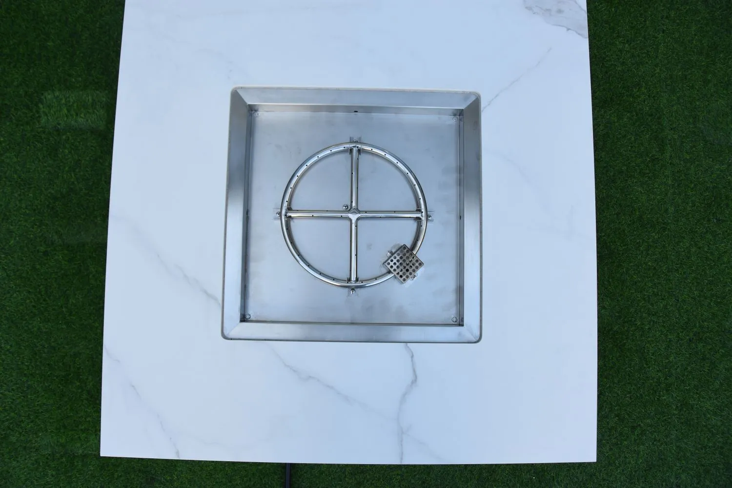 Tambora Marble Porcelain Fire Pit (Elementi) - White / Natural Gas
